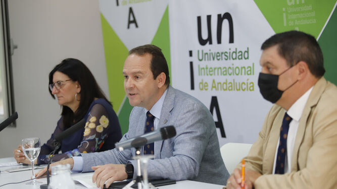El rector de la UNIA, José Ignacio García, flanqueado por su homóloga de la UHU, María Antonia Peña,  y el director de la sede de La Rábida, Agustín Galán.