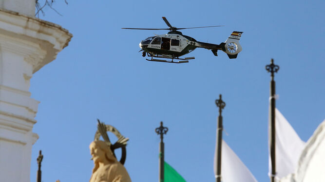 Un helicóptero de la Guardia Civil en la procesión del pasado fin de semana.