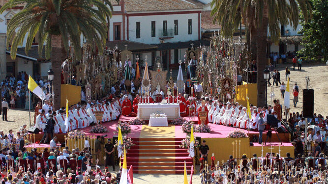 Misa de romeros en El Rocío con los simpecados de las filiales flanqueando el altar.