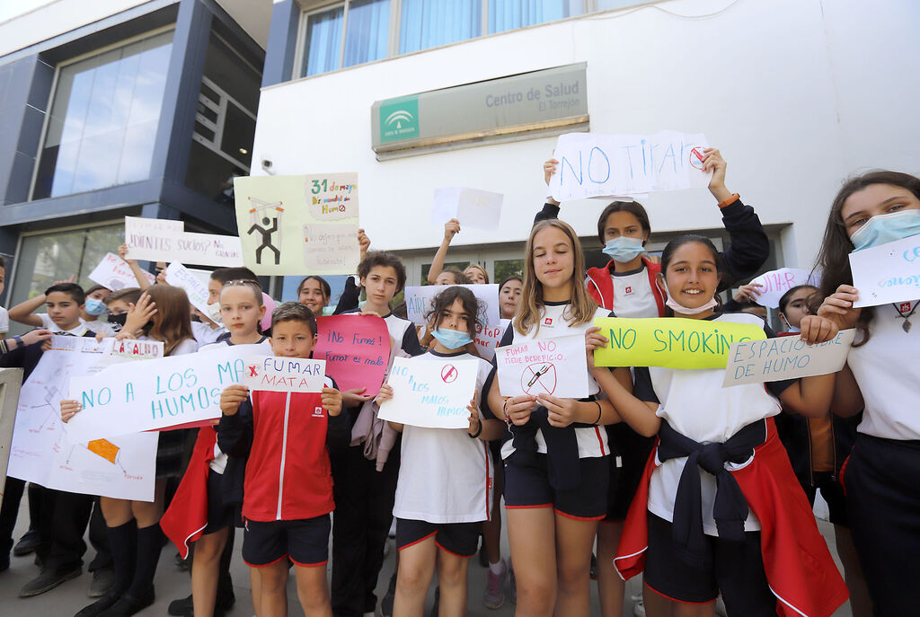 Im&aacute;genes de los escolares de Huelva diciendo "no" al tabaco en una actividad impulsada por el centro de salud de El Torrej&oacute;n