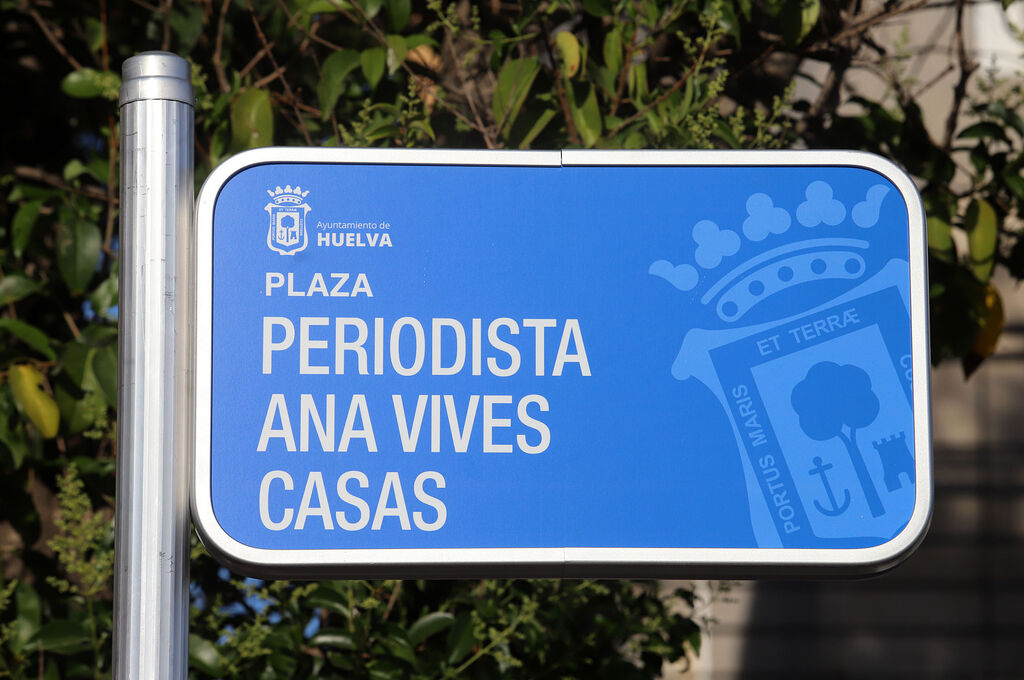 Queda descubierta la placa de la "Plaza Periodista Ana Vives Casas", en im&aacute;genes