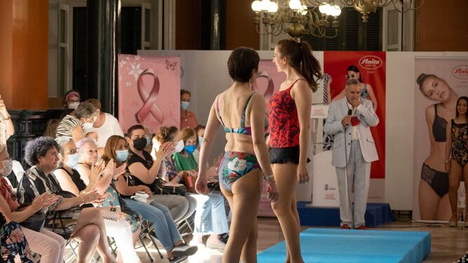 Sonrisas para iluminar los trajes de baño de las modelos de la asociación onubense de cáncer de mama Santa Águeda
