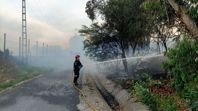 Un bombero del Consorcio lucha contra el fuego en Palos de la Frontera