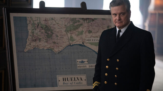 El actor Colin Firth, en la película, ante un mapa de la costa de Huelva.