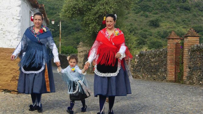 La aldea de Calabazares, en Almonaster, celebra las fiestas en honor a la Cruz de Los Olivos