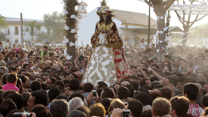 La Virgen del Rocío, vestida de Pastora, a su llegada a la aldea en el Traslado de mayo de 2013.
