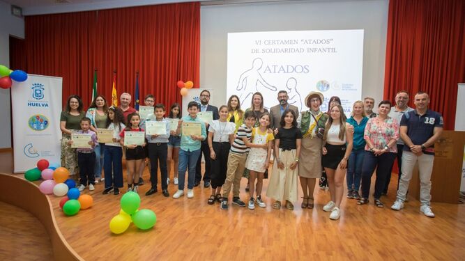 Foto de familia de los niños reconocidos en Huelva en los VI Premios Atados a la Solidaridad Infantil.