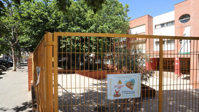 Uno de los carteles en la valla del colegio Federico García Lorca.
