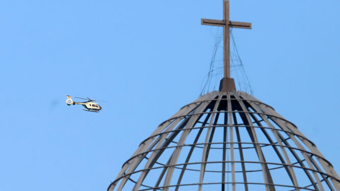 Un helicóptero de la Guardia Civil sobrevuela Almonte el pasado fin de semana.