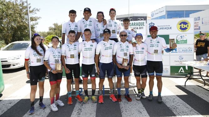 Los nuevos campeones de Andalucía de media maratón posan al acabar la prueba.
