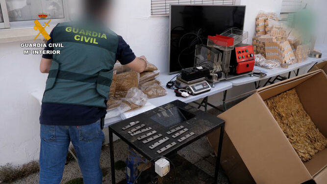 La Guardia Civil ha desarticulado un grupo que traficaba con tabaco en Moguer.