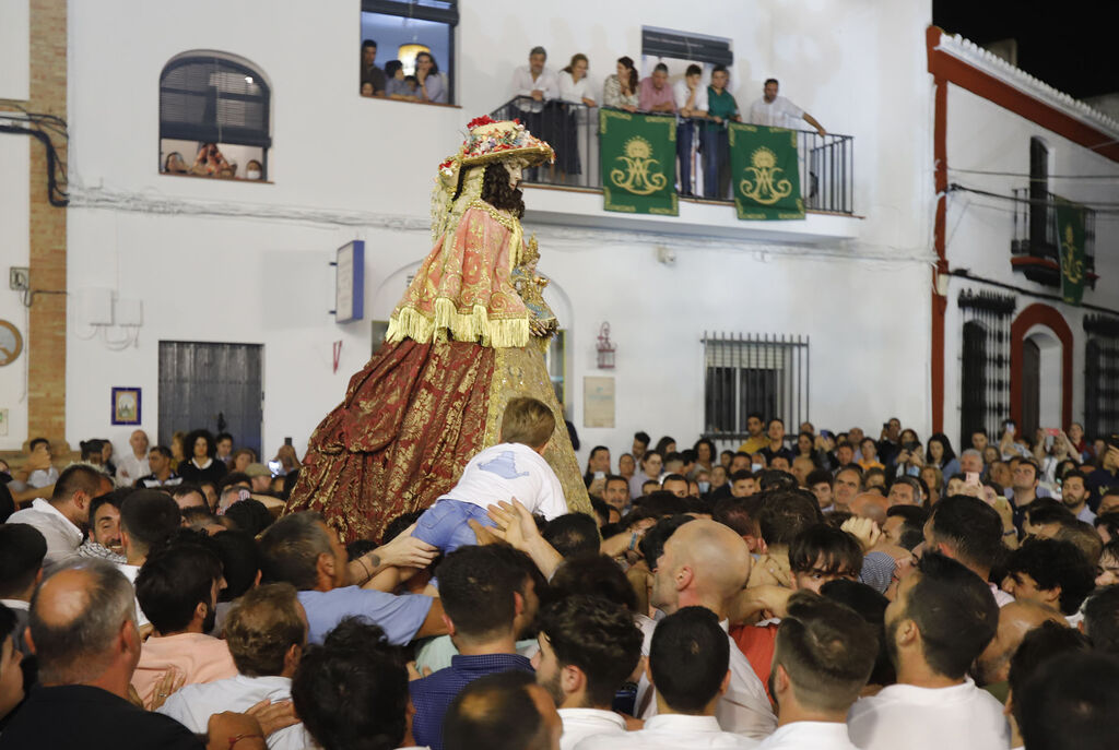 La Virgen del Roc&iacute;o recorre las calles de Almonte hacia el Chaparral para el inicio del Camino de los Llanos