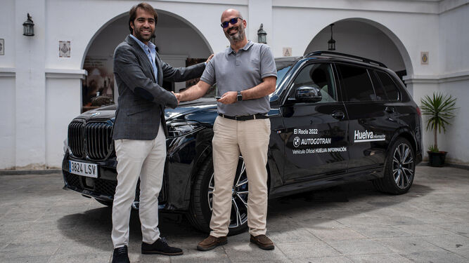 Ricardo Hueso entrega la llave del BMW X7 50i al director de Huelva Información, Javier Ronchel.