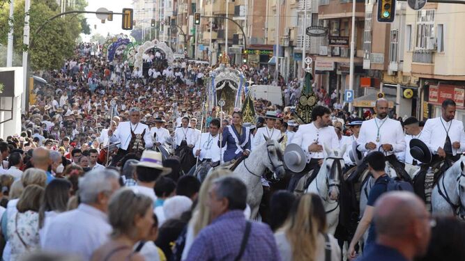 La Hermandad del Rocío de Huelva camina por las calles de la capital.