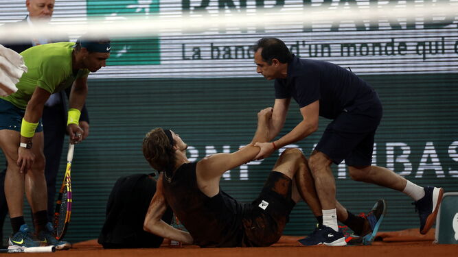 Rafa Nadal junto a Zverev tras sufrir la lesión