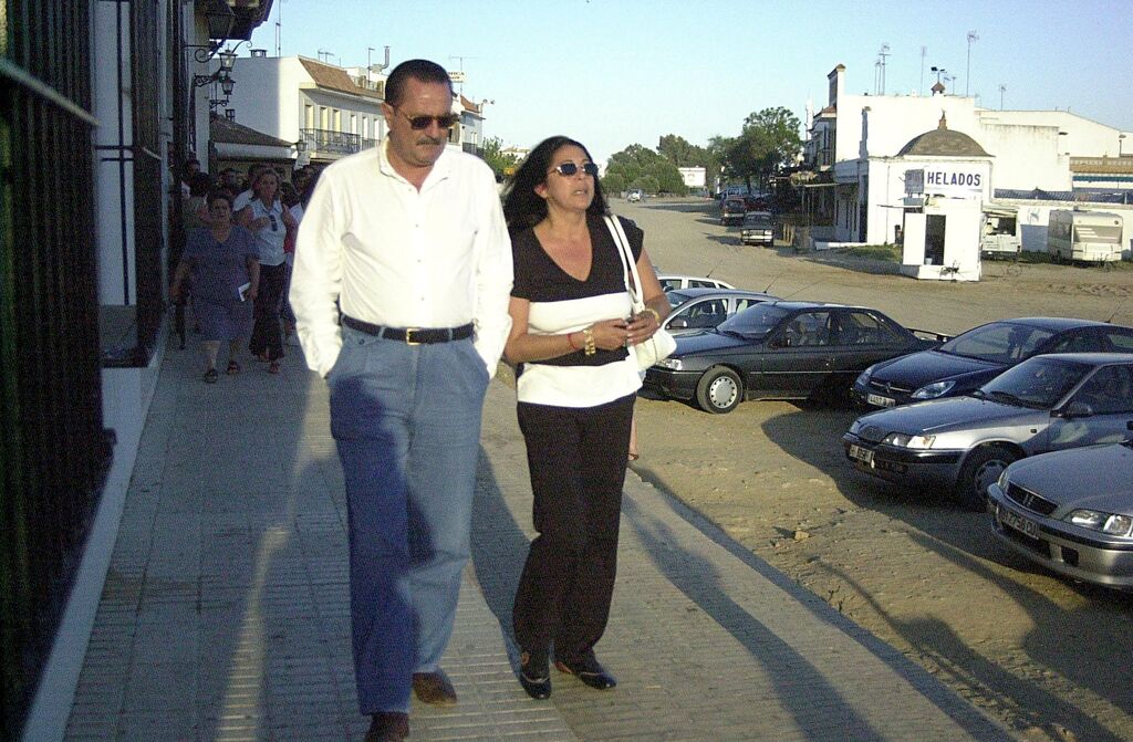 Isabel Pantoja y el exalcalde de Marbella, Juli&aacute;n Mu&ntilde;oz, en un lateral del Santuario en 2003.