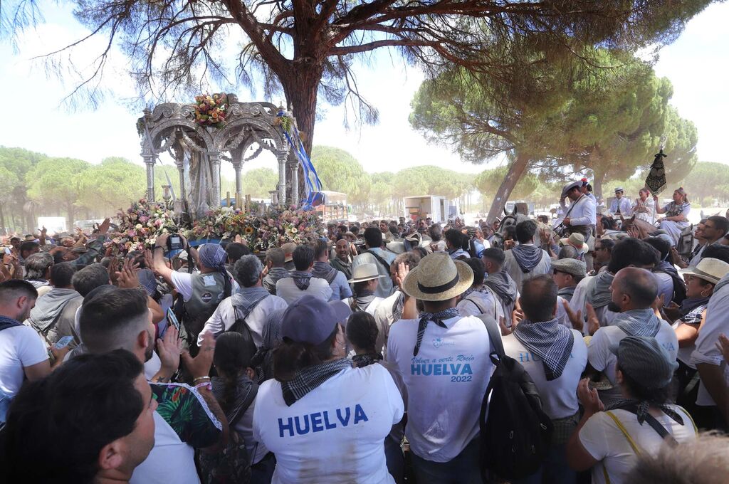 El camino de la Hermandad de Huelva por las arenas hacia El Roc&iacute;o, en im&aacute;genes