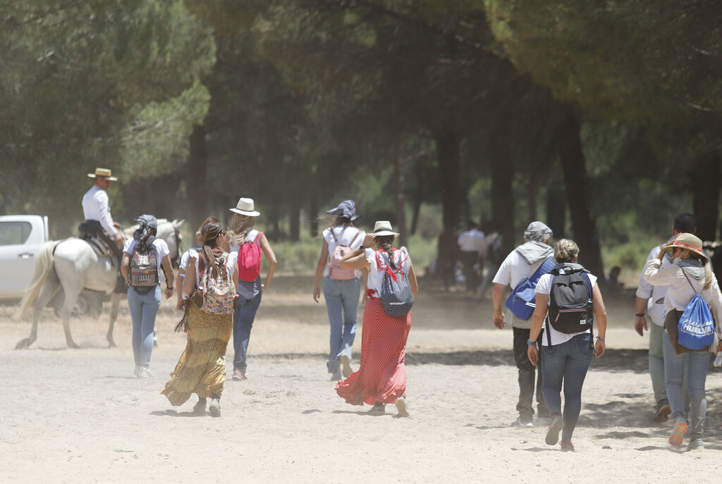 El camino de la Hermandad de Huelva por las arenas hacia El Roc&iacute;o, en im&aacute;genes