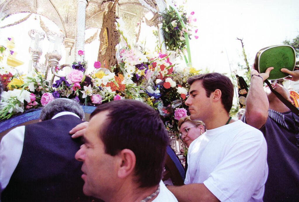 Miguel B&aacute;ez Sp&iacute;nola 'Litri', junto al Simpecado de Huelva en la peregrinaci&oacute;n de 2000.