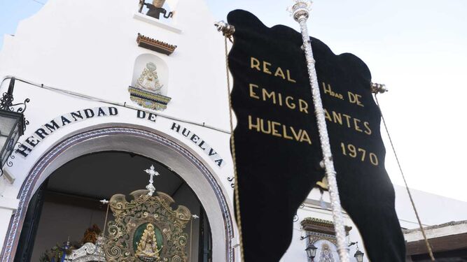 Los simpecados de Huelva y Emigrantes, uno frente al otro.