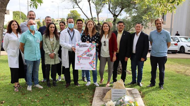 Presentación de la carrera solidaria en los jardines del hospital Juan Ramón Jiménez.