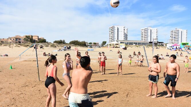 Fiesta en la playa de las Escuelas Deportivas Municipales .