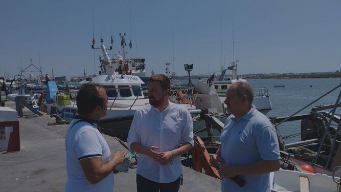 Visita de Alejandro García al puerto de Isla Cristina.