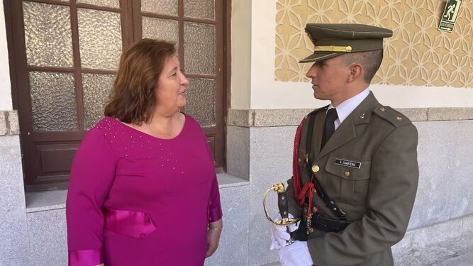 La alcaldesa de Niebla con el número uno de la 310 promoción de la Academia de Artillería de Segovia.