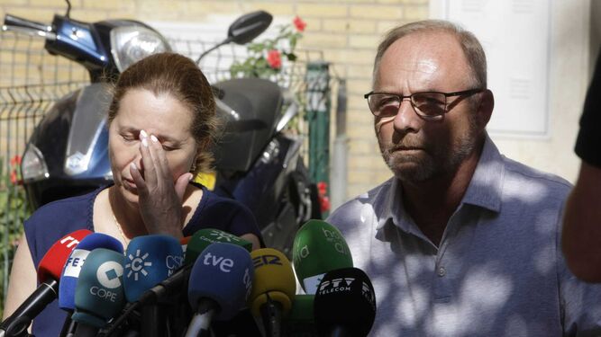 Los padres de Marta, Antonio del Castillo y Eva Casanueva, atienden a los periodistas.