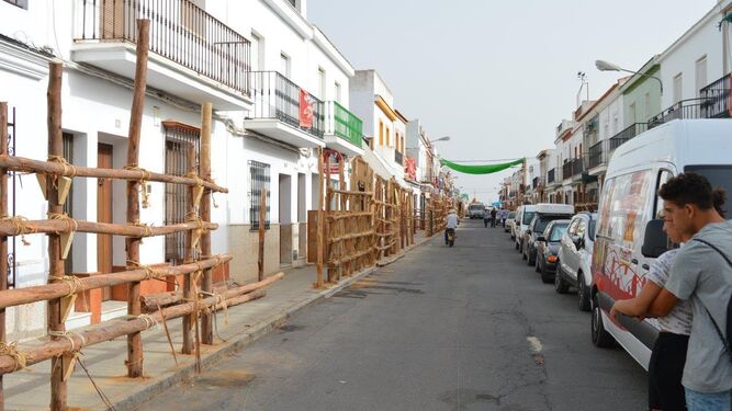 Empalizadas para las capeas de San Juan del Puerto con madera donada por Ence.