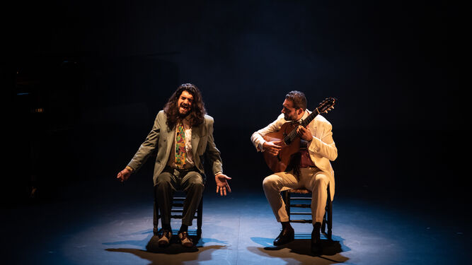 Israel Fernández al cante y Diego del Morao al toque en el Gran Teatro de Huelva.