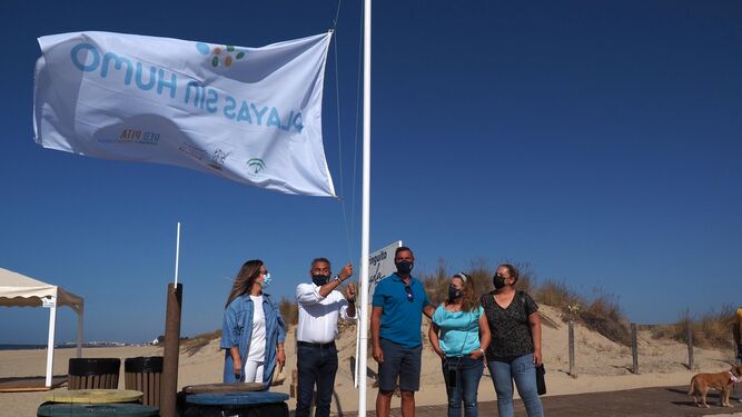 Izado de la bandera 'Playas sin humo' el pasado verano en la Casita Azul (Isla Cristina)