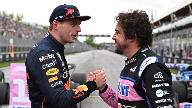 Fernando Alonso felicita a Verstappen tras completar la clasificación.
