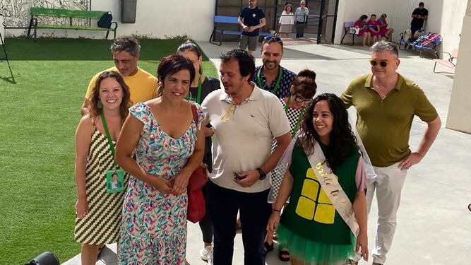 Teresa Rodríguez y su equipo posan con la futura novia en el IES Caleta de Cádiz