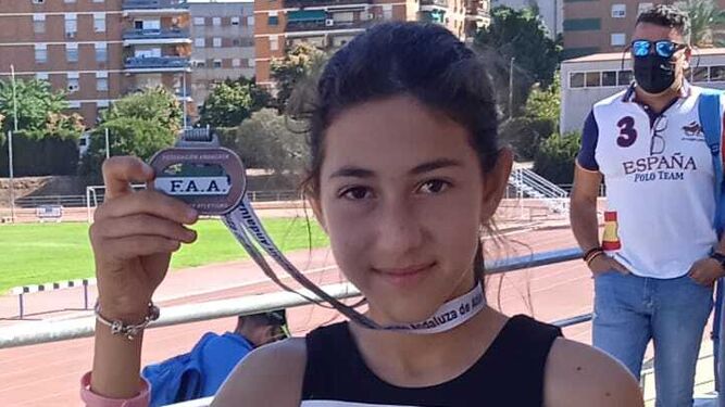 La joven Claudia Ruiz Cortés posa con una de sus medallas.