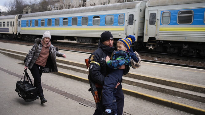 Dos ucranianos llegan a la estación de Leópolis huyendo de sus casas.