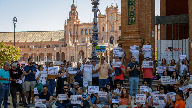 Trabajadores de Abengoa y familiares, concentrados este lunes ante la sede la Delegación del Gobierno de Andalucía en la Plaza de España en Sevilla para pedir al Ejecutivo central que dé una respuesta al rescate del grupo Abengoa.