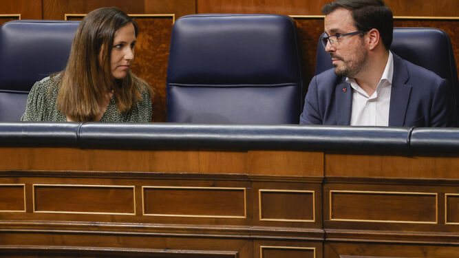 El ministro de Consumo, Alberto Garzón, junto a al de Derechos Sociales y Agenda 2030, Ione Belarra, en el Congreso.