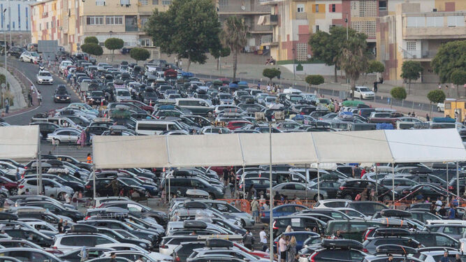 Acumulación de vehículos de la OPE en el entorno de la frontera del Tarajal, en Ceuta