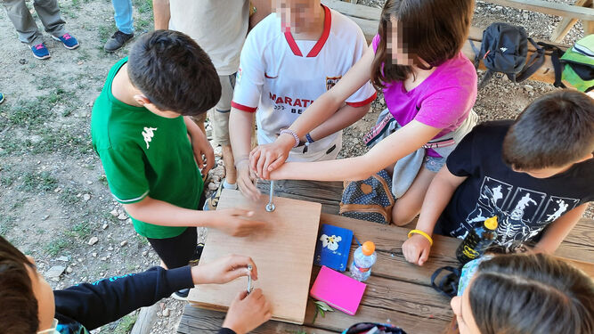 Niños en La Escuela del Bosque en Higuera.