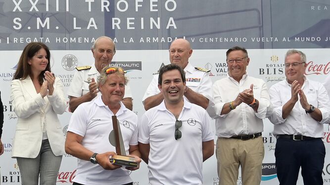 Los representantes del 'Mercedes-Benz Valdisa', recogiendo el premio.