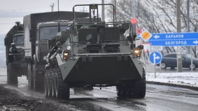 Imagen de archivo de un vehículo blindado que se desplaza por una carretera cerca de la frontera con Ucrania en la región de Belgorod, Rusia