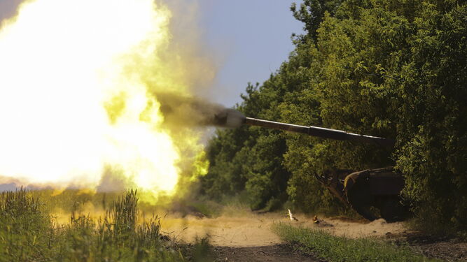 Un tanque dispara a las afueras de la ciudad de Lisichansk
