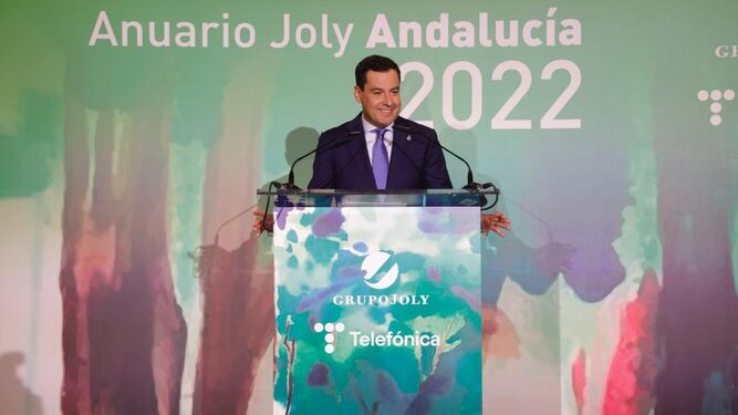 Juanma Moreno interviene en el acto de presentación del Anuario Joly Andalucía 2022.