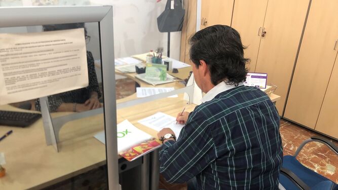 Wenceslao Font Briones prepara el escrito para la Subdelegación del Gobierno en Huelva.