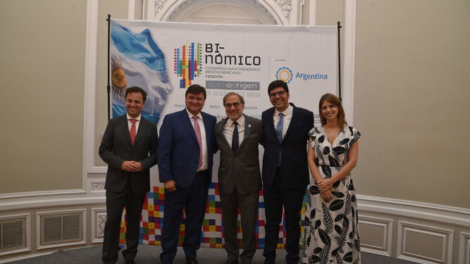 El alcalde de Huelva junto con parte de los participantes en el evento entre ellos, Narda Lepes (d).