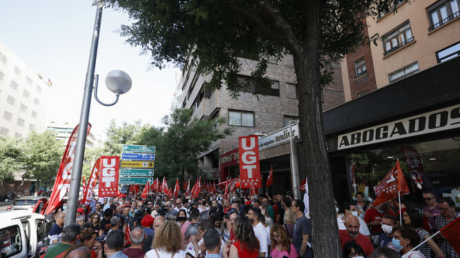 Concentración de delegados sindicales en Madrid para exigir subida salarial.