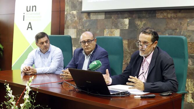 Agustín Galán, José Luis Leandro y Domingo Carvajal en la presentación de la nueva Cátedra Santa Bárbara en la UNIA.