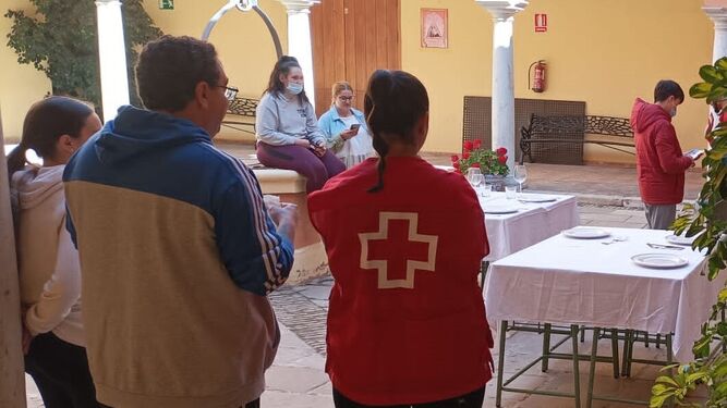 Los jóvenes en pleno taller de Cruz Roja Huelva en el Hotel Playa Canela.