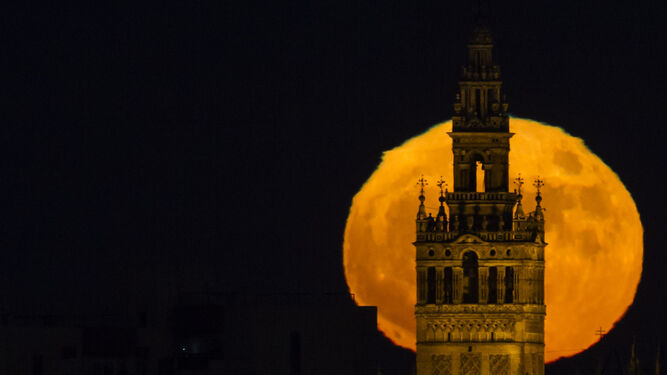 Una de las últimas superlunas vista desde Sevilla.